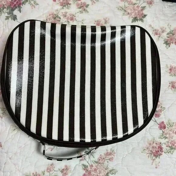 Henri Bendel, Centennial, straight make up case. - Picture 2 of 10